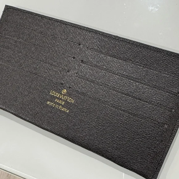 Louis Vuitton Elegant Black Card Holder - Picture 3 of 6